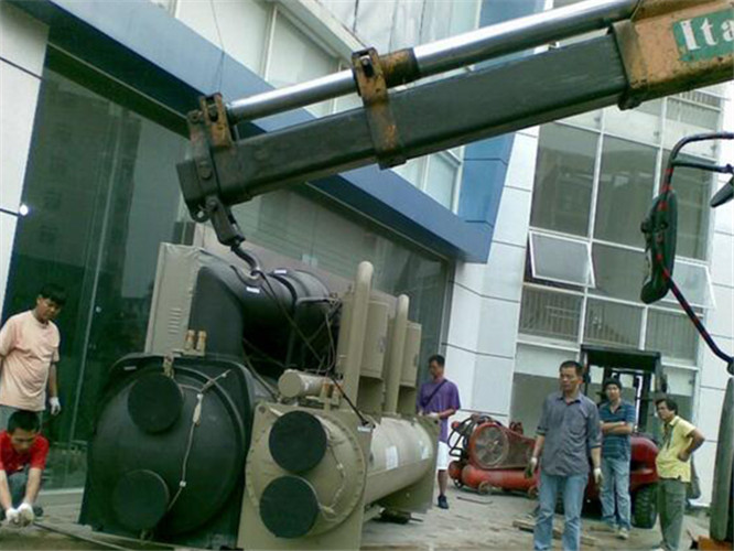 泉山区随车吊和汽车吊的核心区别是什么？哪种更省钱？