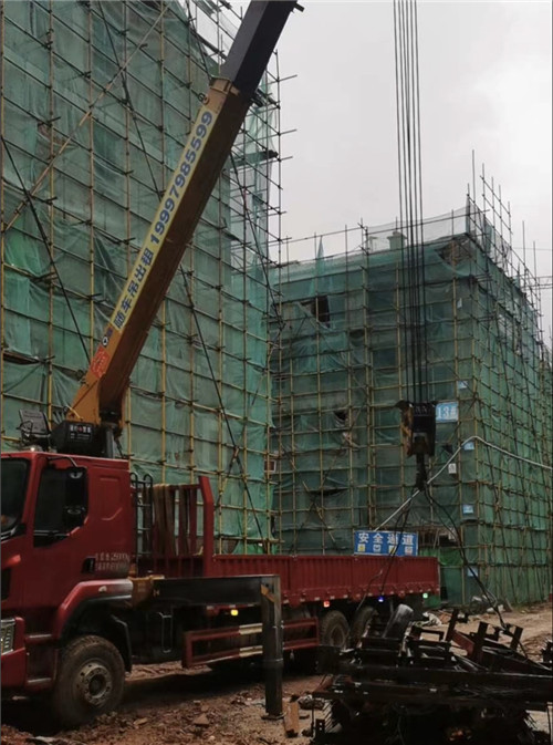 泉山区“慢工细活”—— 吊车的 “微动控制” 技术